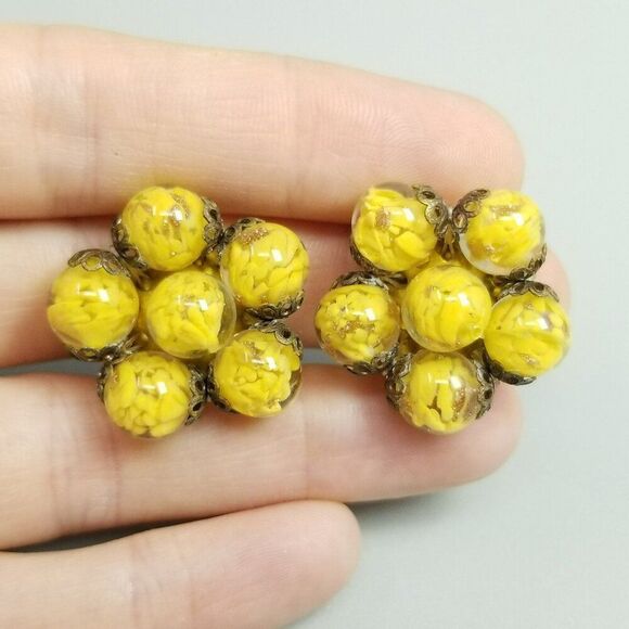 Vintage Made in Italy Bright Yellow Glass Beaded Cluster Clip On Earrings - Picture 6 of 7
